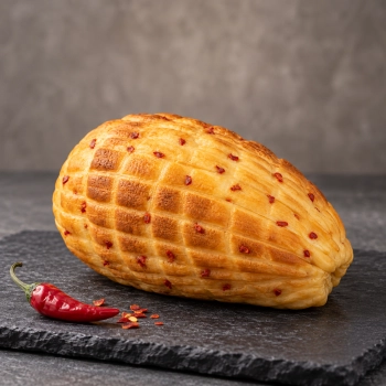 Wędzony ser podpuszczkowy z chilli 350g na ciemnej kamiennej płycie